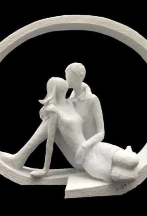 Çember İçinde Öpüşen Çift Biblo