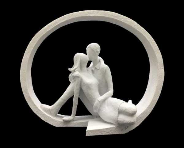 Çember İçinde Öpüşen Çift Biblo